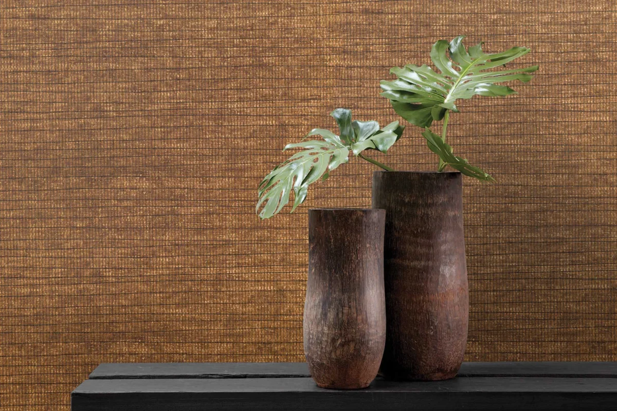 Rake wallcovering, shown in Juhi